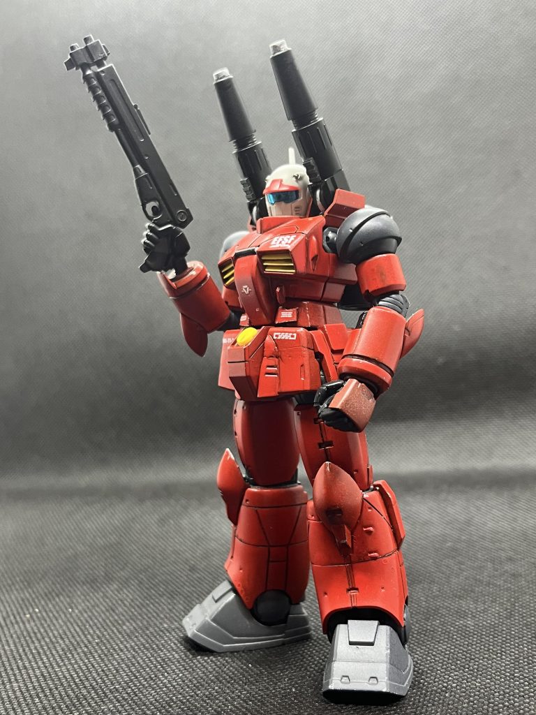 ショットガンを構えてみました(市街地での戦闘を想定)ショットガンはケンプファーから、手はグフカスタムから流用胸のエアダクト(?)はスジボリ用タガネで掘り込んでます肩のキャノンの先端にプラパイプ胴体(脇腹)はプラ板・パテで幅増し(ウエスト細過ぎなので)