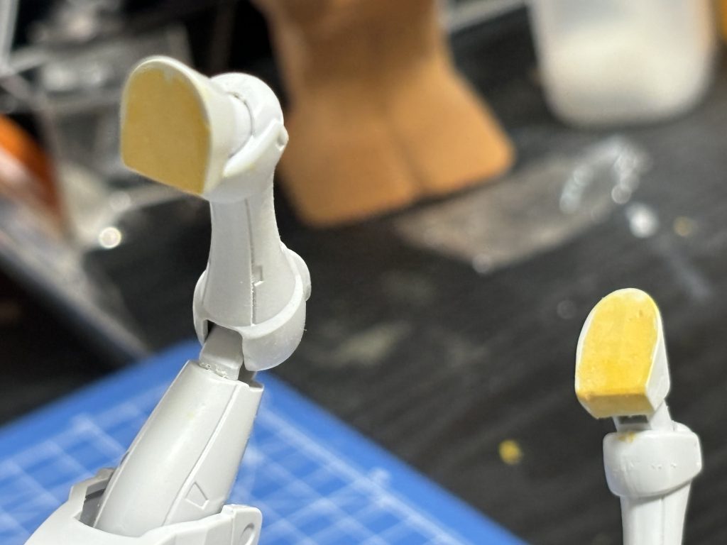 足裏などの目立つ穴はパテ埋めしてフラットに仕上げました。 