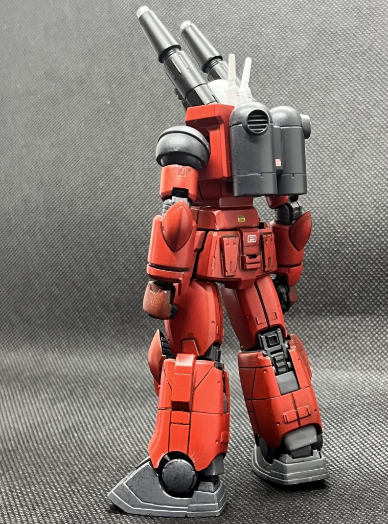 背面。スジボリ、プラ板、市販パーツでディティールアップ。膝裏、腰にベタベタ貼り付けてますS字立ちが映えます