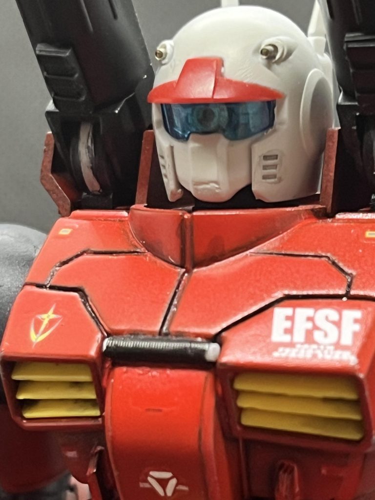 頭の機関銃はメタルパーツにバイザーの中にメインカメラを想定してメタルパーツを仕込み(うっすら見える)