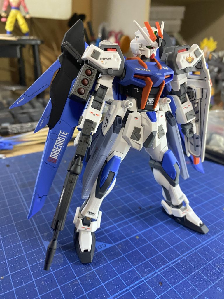 サイドスカートはフリーダムのレール砲に換装。右腕部には前方に向かって3連ミサイルポッドを装備。各部に装甲を追加。