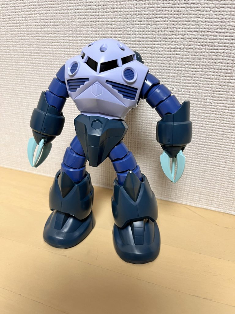 変身前のプラスチック感バリバリズゴックさんです。