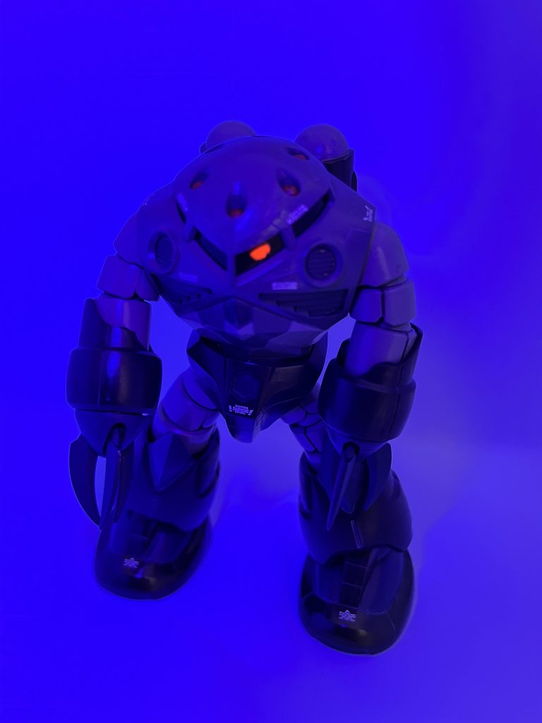 UVライトで目を光らせる。ちょっと水中感ある？