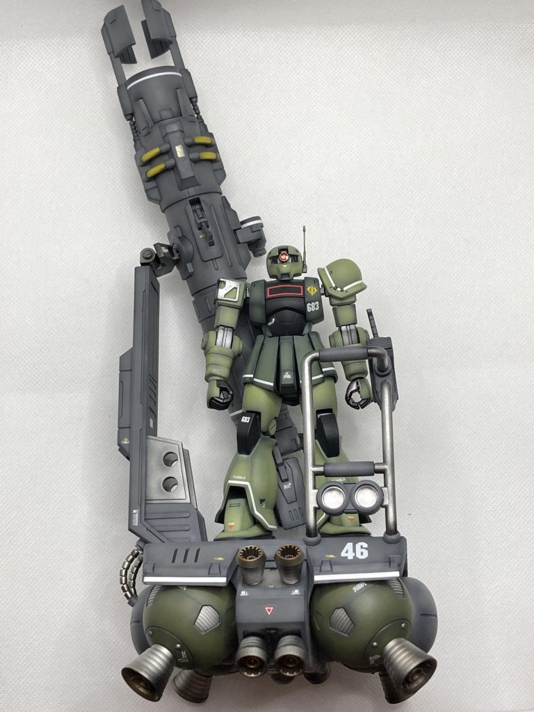 1/144ですがHGが乗れるサイズなので箱の大きさから想像するよりも大きいキットでレジに持って行った価格も想像よりも大きかったです砲身、砲支柱、台座、ボール状バーニアは接着無しの組立済で、操縦かんの支柱のみシルバーで塗装済でしたデカールとクリアパーツ、砲台支柱用の金属ネジが付属していますまた透明な台座が付属しており、支柱を使用しない場合の穴を隠すパーツもあります