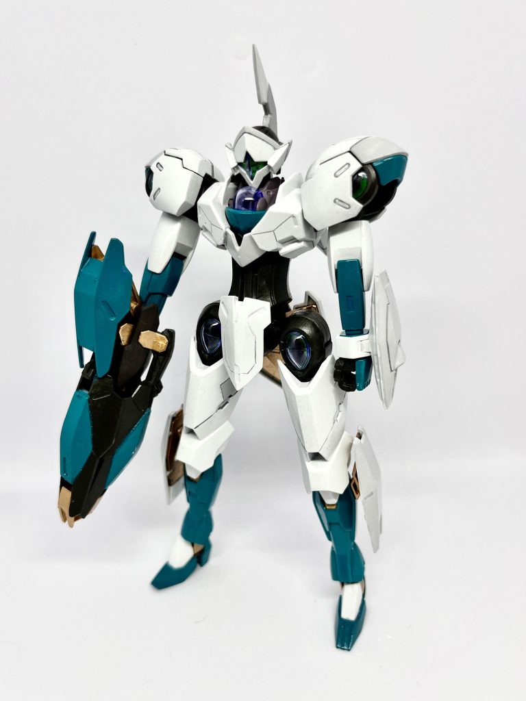 好きなグリーンの塗料を衝動買いしたので、似合いそうなミカエリスに使ってみました。この機体は天使モチーフな気がするのでホワイト基調に差し色にゴールドを使用してます。