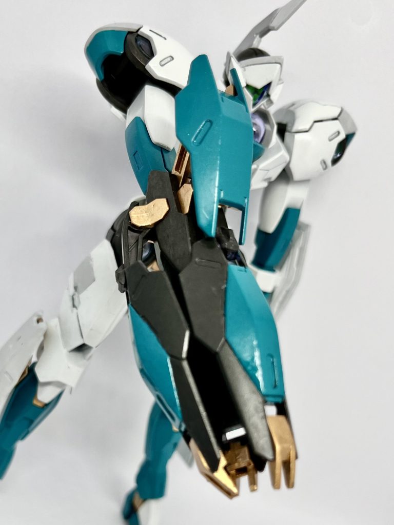 右手のゴツい武装もレーシングカー的で結構お気に入り。