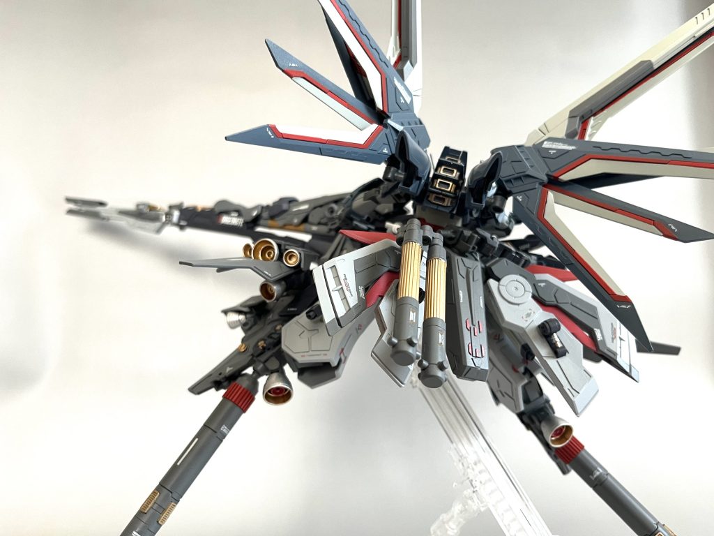 いろんなアングルで。後ろ姿が気に入ってます。腰の後ろにビーム砲用の予備エネルギーカートリッジを2本常備。射程や照射時間の調節によりあらゆるパターンの射撃が可能です。その際エネルギー消費量が変動するため、カートリッジ1本あたりの射撃回数も固定ではありません。という設定です。