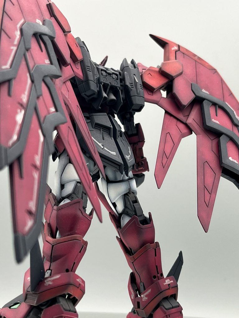 ▲背面から。両足とウィングの刺々しさ、マッシブ感がより際立つアングル。デカールは全て貼らず、気に入った部分だけ貼ってます。リアリスティックデカールを久しぶりに使いましたが、余白が目立ちにくい質感になっていてこれも感動。(でも頑張って余白カットしてます)