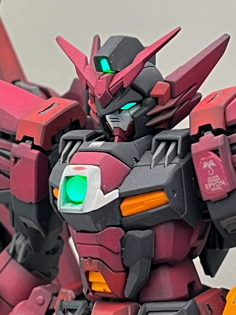 ▲フェイスパーツもこのイケメンぶり。顎を引いて目をギラっと光らせれば文句なしのカッコ良さ。メインカラーは黒立ち上げからクレオスのMSシャアレッドをベースに、パターンを変えた赤2色で塗りました。