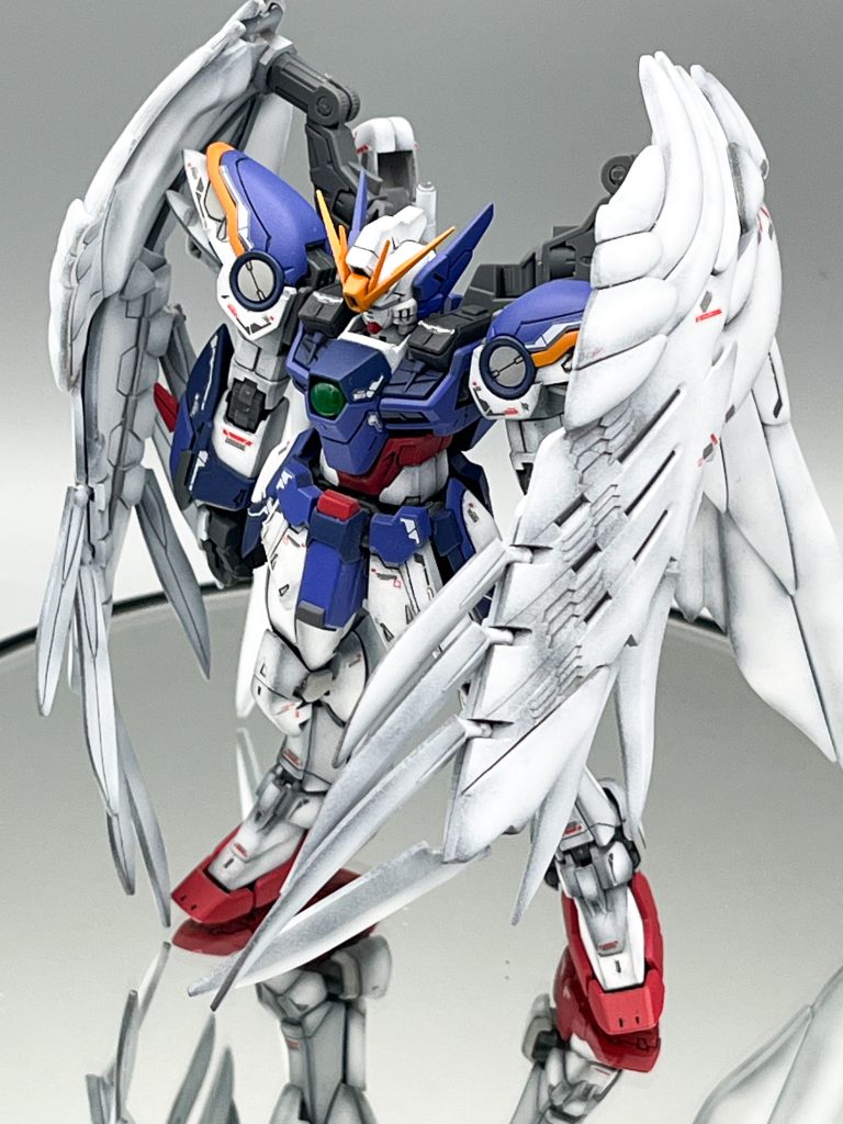 ▲続いてWゼロ。古めのRGという事で流石にキットの安定感はエピオンに及びませんが、稼働翼が良いケレン味になって迫力ある立ち姿です。