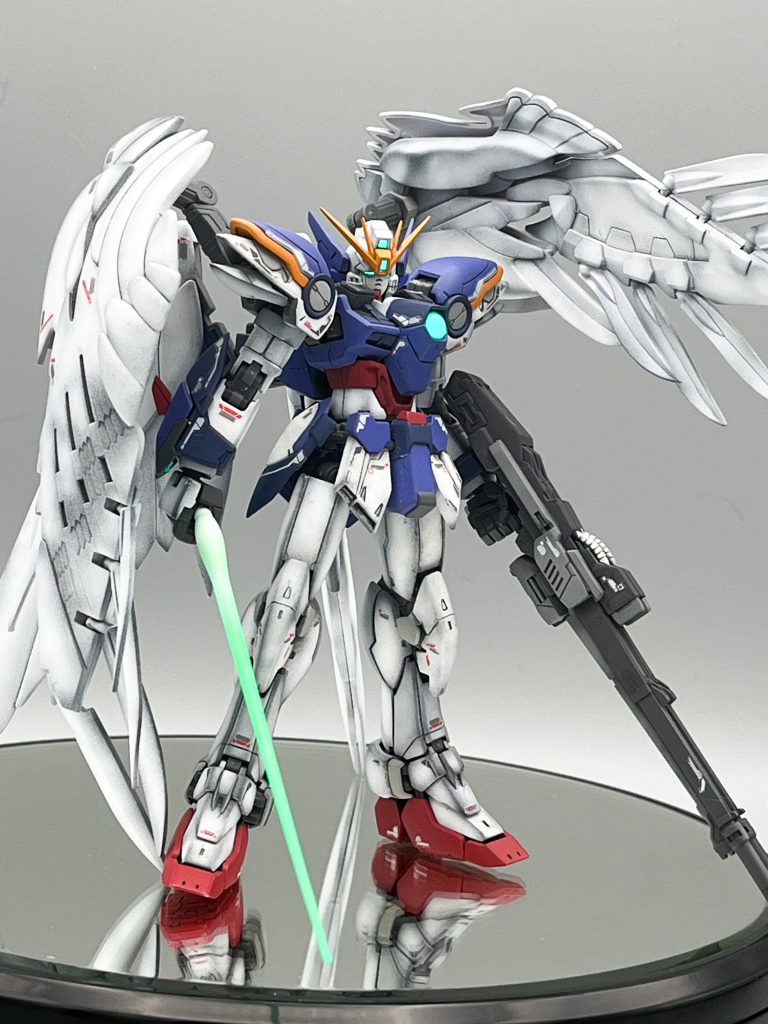 ▲ブラックライトで光らせつつ武器構え。こちらの塗装はグレー立ち上げからクールホワイトでグラデーションを効かせました。配色は原作からかけ離れない程度に一部グレー等のアレンジを入れてます。