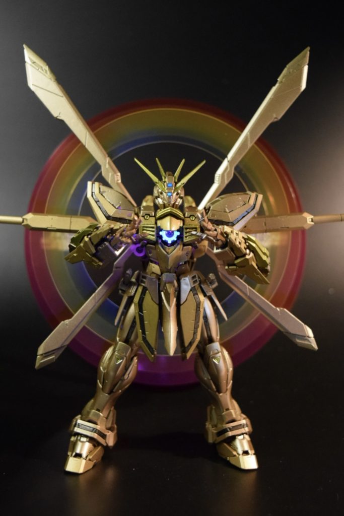 メインカメラ、胸元は蛍光ブルーグリーンだけで塗装しブラックライトで光る仕様にしました