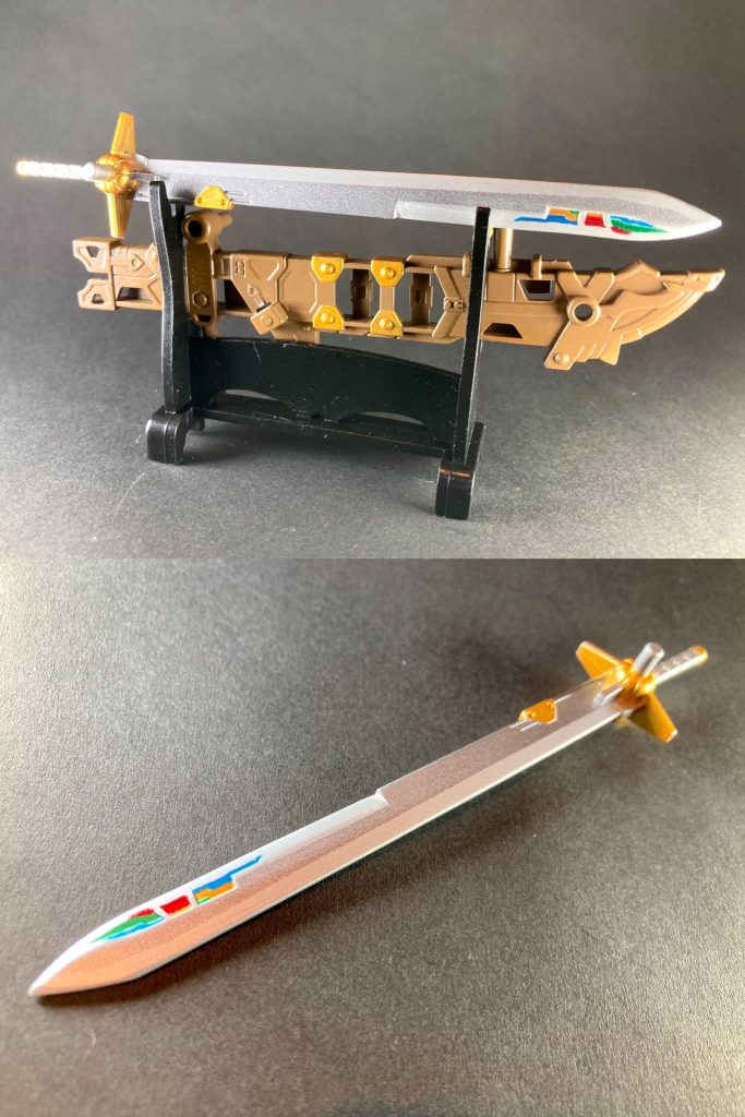 【小烏丸】(こがらすまる)桓武平氏高望王流伊勢平氏の一族に代々伝わる重宝。桓武天皇が伊勢神宮の遣いを称する烏🐦⬛から受け取ったとする伝説を由来に号す。刀身は切っ先から上半を両刃、下半を片刃に鍛え込む鋒両刃造りの太刀。上古の剣(ツルギ)から武者の世の刀へ至る過渡期の特徴を有する。