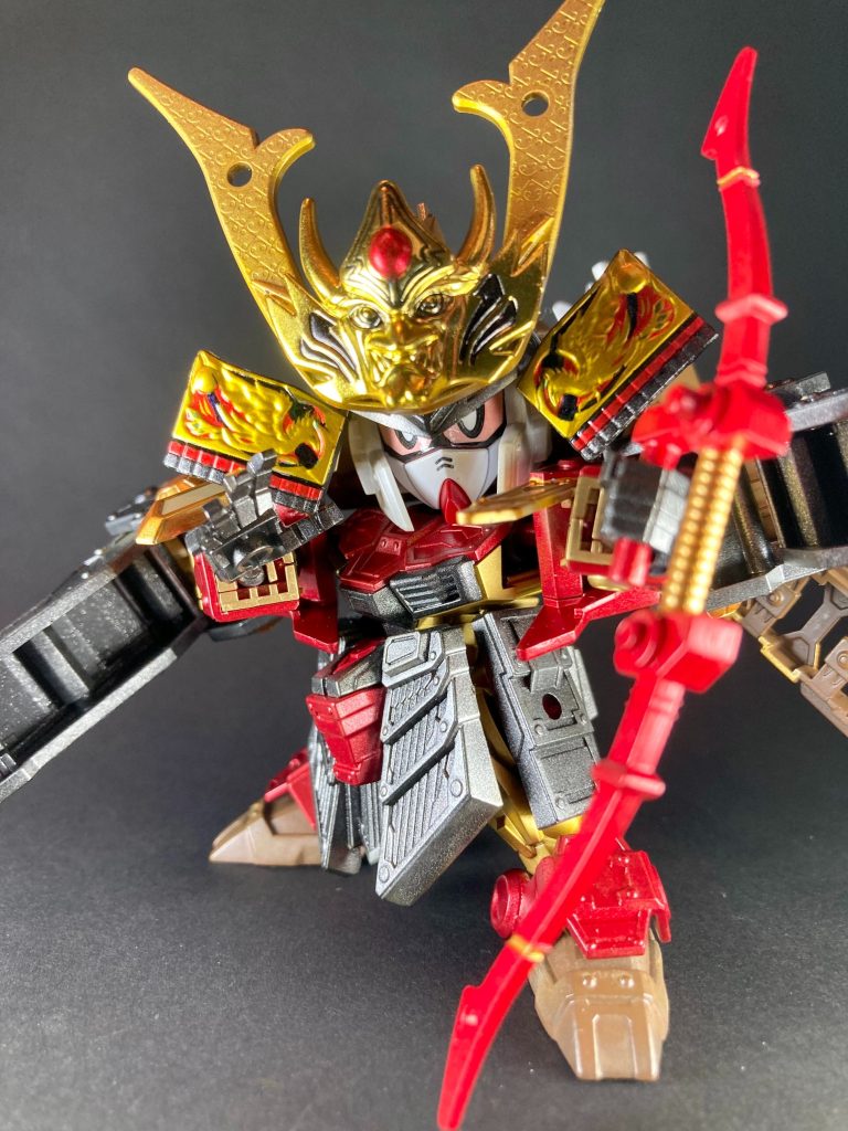 〜〜〜〜〜〜〜〜〜〜〜2024年2月のSDWヒーローズ輝羅鋼物語『78代目武者頑駄無』キット発売を記念して、X(Twitter)上でSDガンプラ愛好の有志が集結し「初代から78代目までの歴代武者頑駄無を皆で作って勢揃いさせよう」という企画、 #歴代武者頑駄無揃い踏み企画 が開催されております。このたび急遽33代目を担当させて頂ける事となり、本作を製作しました。日本の歴史上33といえば京都東山の国宝建築・三十三間堂が真っ先に思い浮かんだので、こちらを建立した武者である平清盛を題材に取らせて頂きました。平清盛といえば出家入道後の晩年の法衣姿の印象が強いですが、今回は保元・平治の乱を戦い抜いた精悍な若い頃をイメージして王道のTHE平安武者!といった大鎧装備をモチーフに作りました。78代目武者頑駄無キットをベースにシンプルなアレンジを施したので、着手から9日間程でスムーズに完成させる事が出来ました。