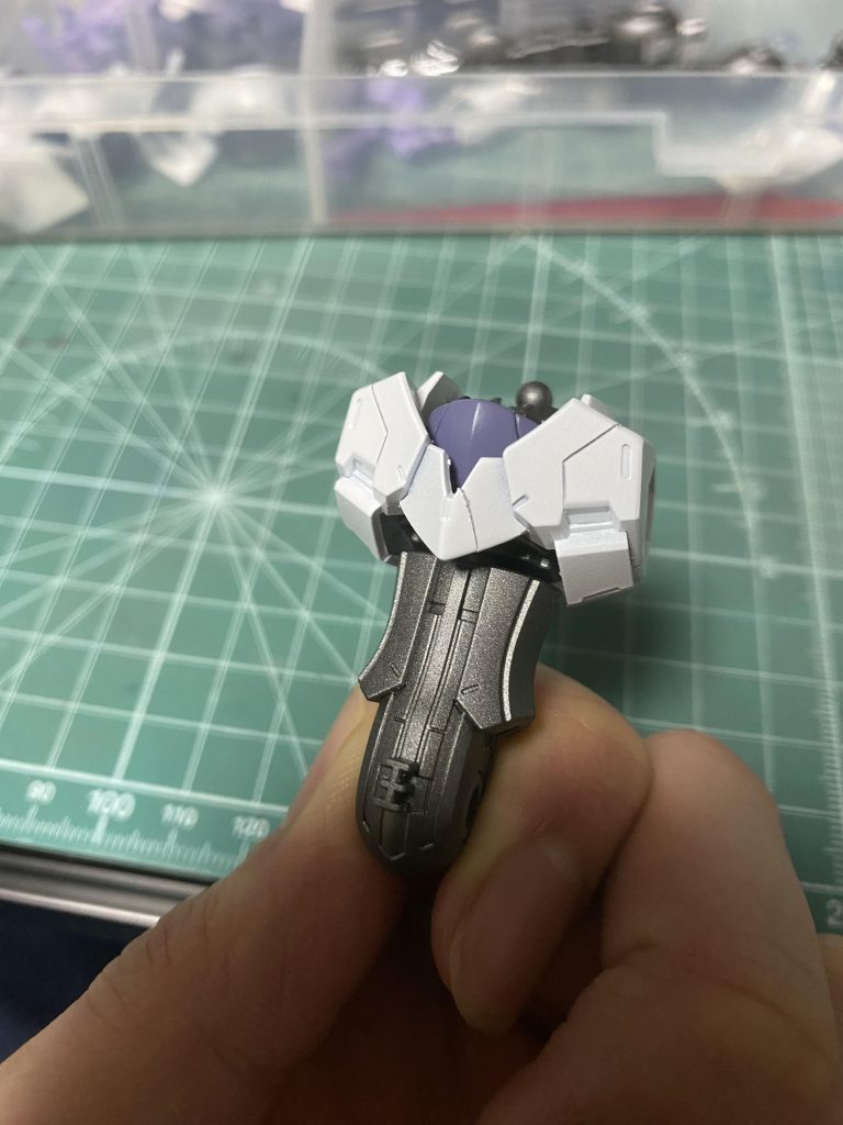 初期のミカエリスなので胸部が割れてます。のでパーツをくっ付けています。