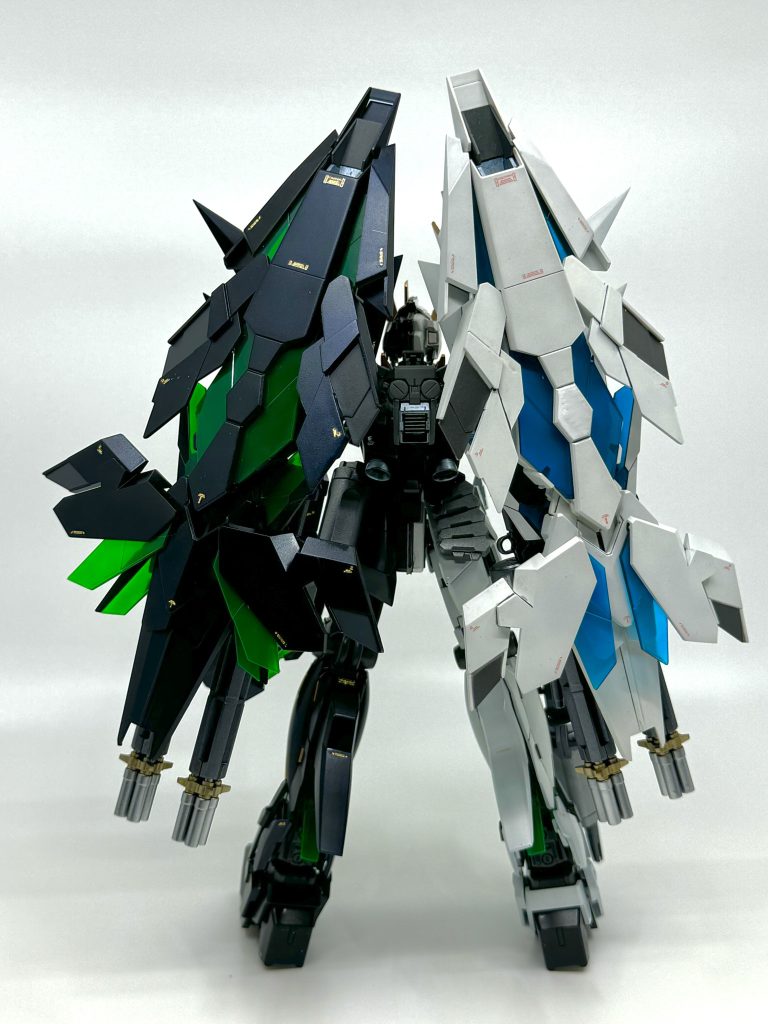 デストロイモード背面。白側、元がピンクなのを無理やり緑にしようとして青くなってしまった…。羽もちゃんと展開できてないw