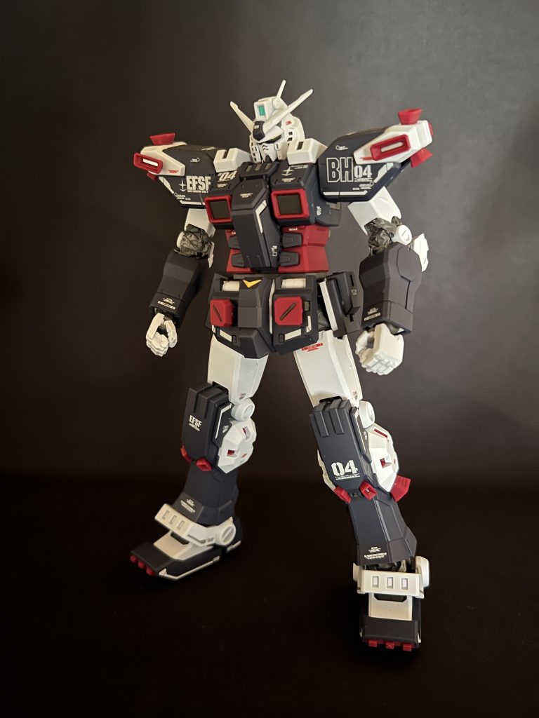 アーマーを着せた状態 この重装感たまらんですよねー！デカールも綺麗に貼れたのでよかったです！思ったよりアーマーの着脱が簡単でストレスフリーで組めました！