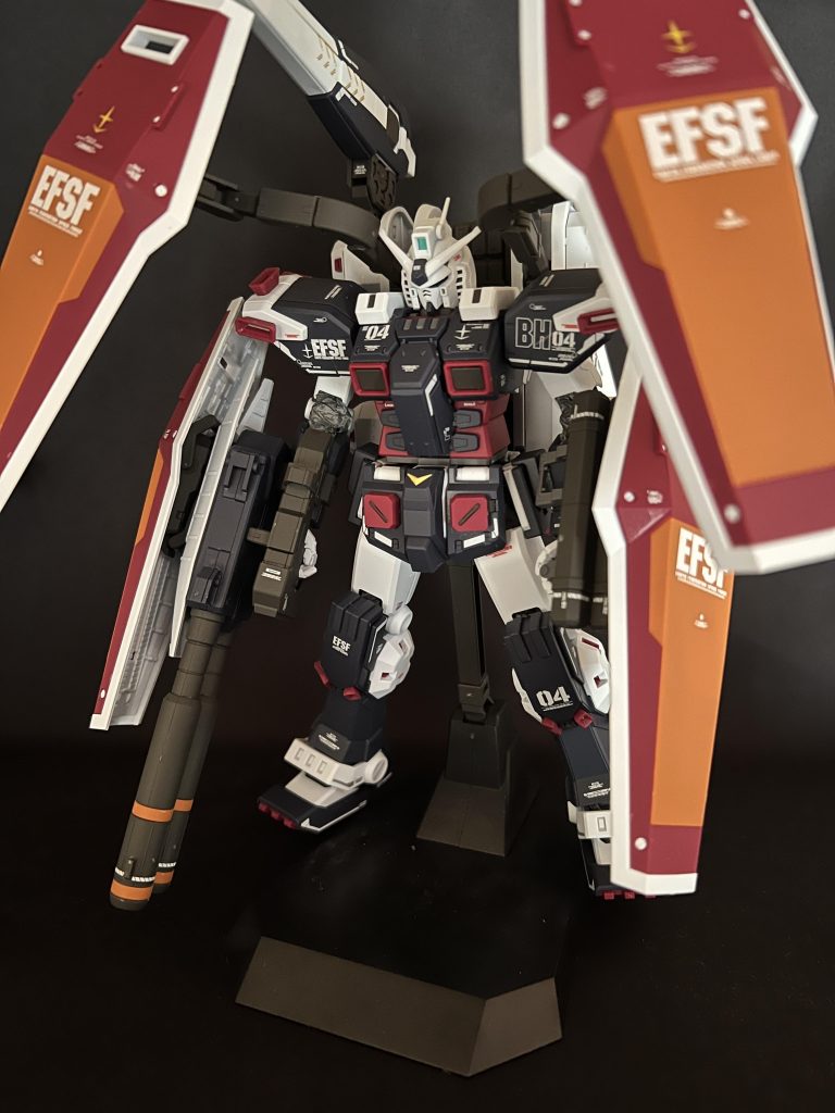 そして装備全部乗せ サンダーボルトのフルアーマーガンダムって言ったらこれですよね！まさかのシールド4枚？！こんなにもりもりなのは男のロマンですよね！ただ、少し関節の保持力が弱いのか腕とか垂れ落ちてきますね。武装が重いから仕方ないのか？でもそんなにポージング決めるような機体じゃないので大丈夫かなと。