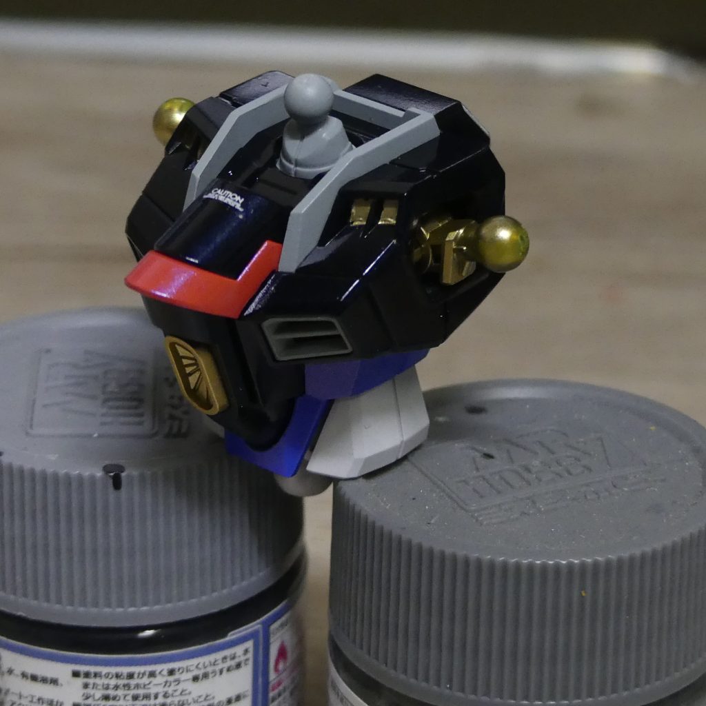 今回は偏光塗料を使ってみました。黒はプリズムブルーブラック赤部分には青い偏光塗料を使って反射したところが青くなるように。逆に青い部分には赤い偏光塗料を使いました