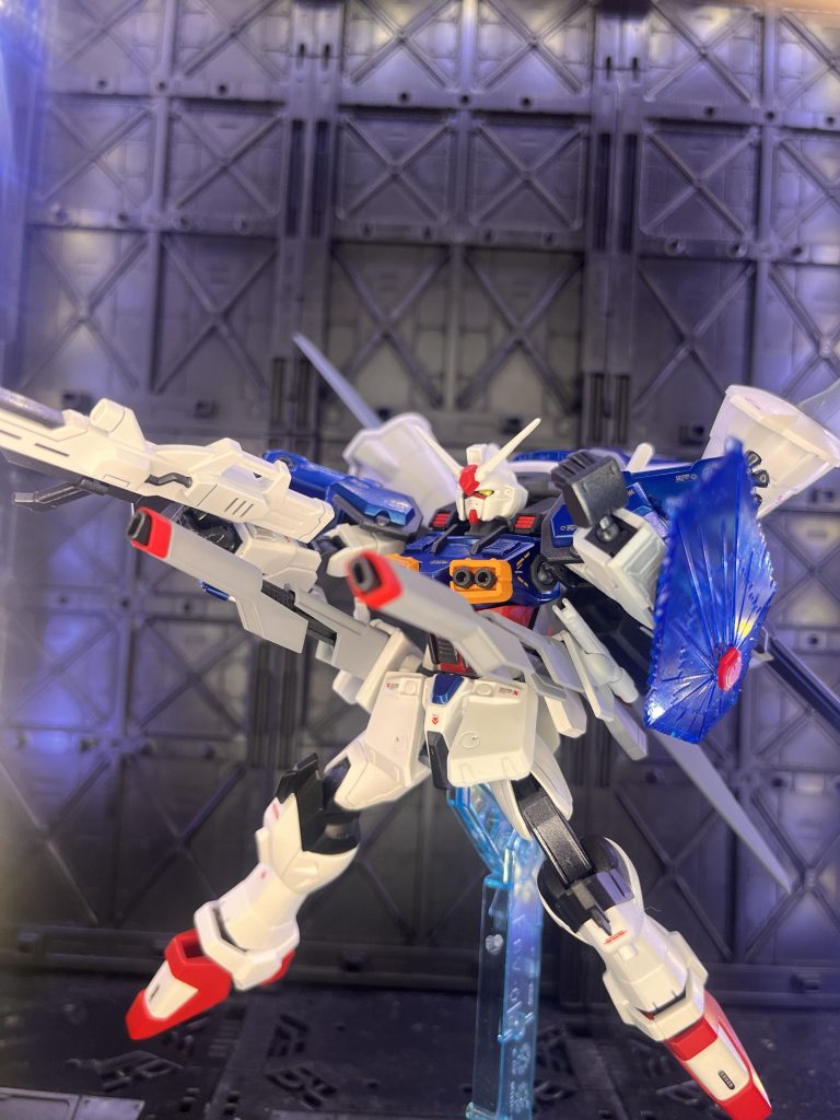 サイドスカートにライジングフリーダムのレールガンを装備させ遠距離にも対応できるようにしてみました。