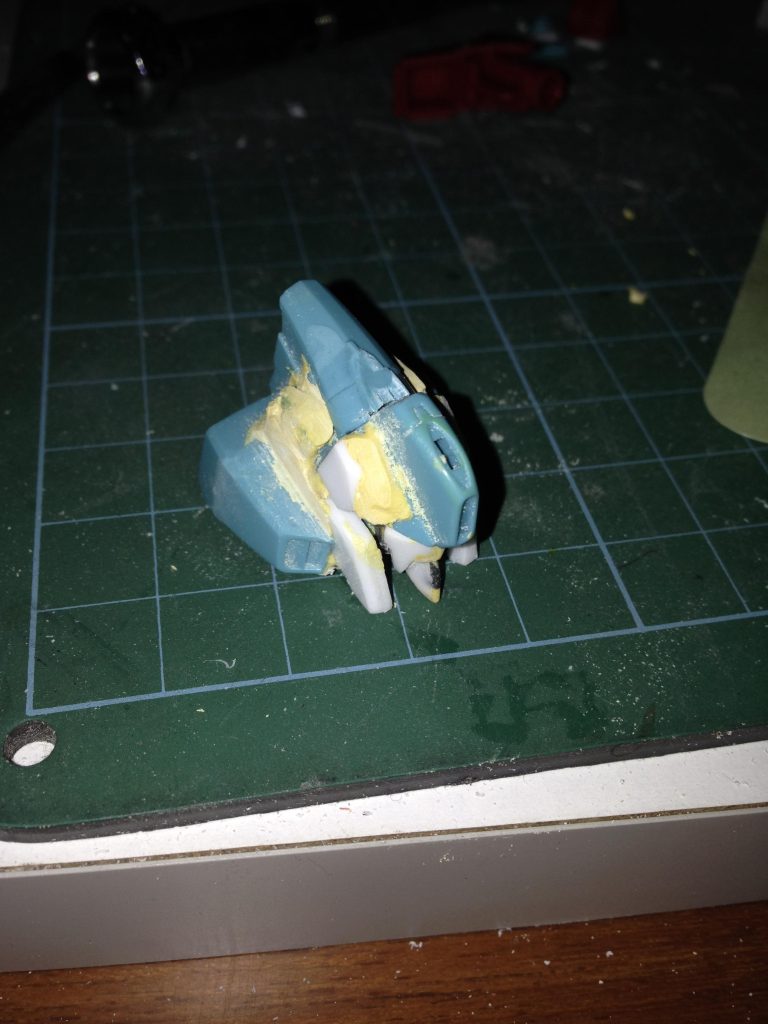 キットのパーツをなるたけ生かして改造元々、ツインカメラのモールドがあったんですよね。ゼータ顔にやれるもんならやってみろよ！みたいな（笑）