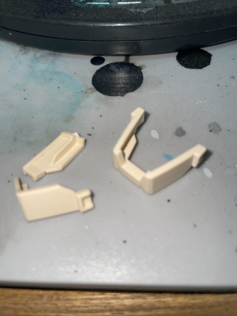 ここは接着しても、取り付け時には何回も破損するので、もう付けません（笑）