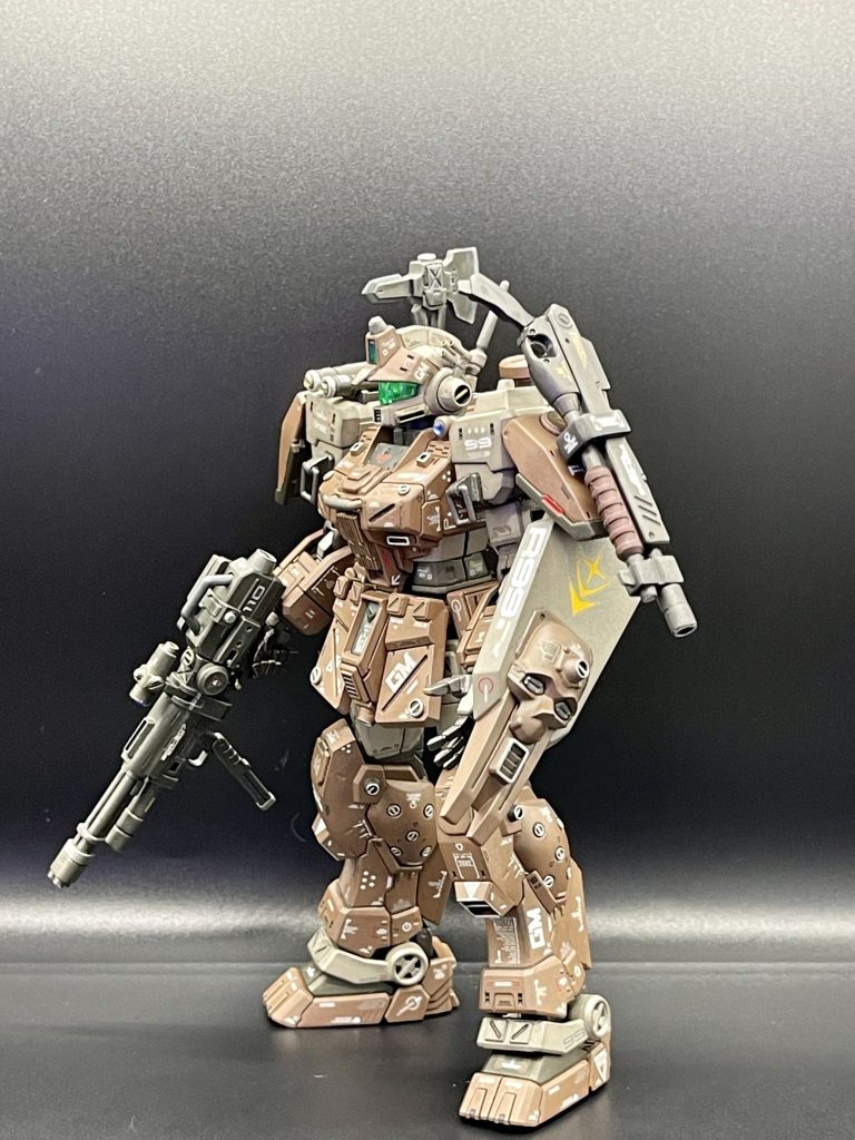 ビームサーベルからシールドに装備変更したものです。シールドは陸戦のものをネタとして若干加工して使っています。