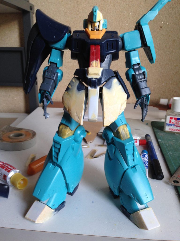 靴も若干ガンダムぽく？しています