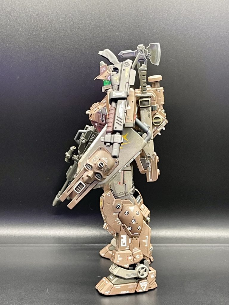 この図だと分かりづらいですが、左肩に装着した小型のシールドには近接用のスペアとしてショットガンを装備しています。