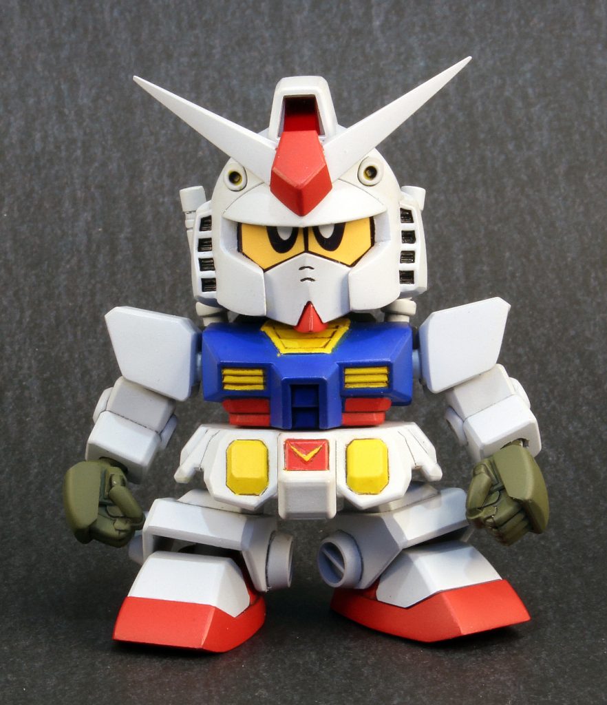 ◆正面ショット頭はEXスタンダードをベースにダクト数を横井画伯のイラストに合わせて4つに減らしマスクと頬の形状を変更ボディは後述しますがミニプラのSGガンダムをベースにアンクルガードや肘にマイナスモールドの追加足裏の肉抜き埋めと1ミリの延長を行いました。手はビルドハンズ丸に置き換えてます。  