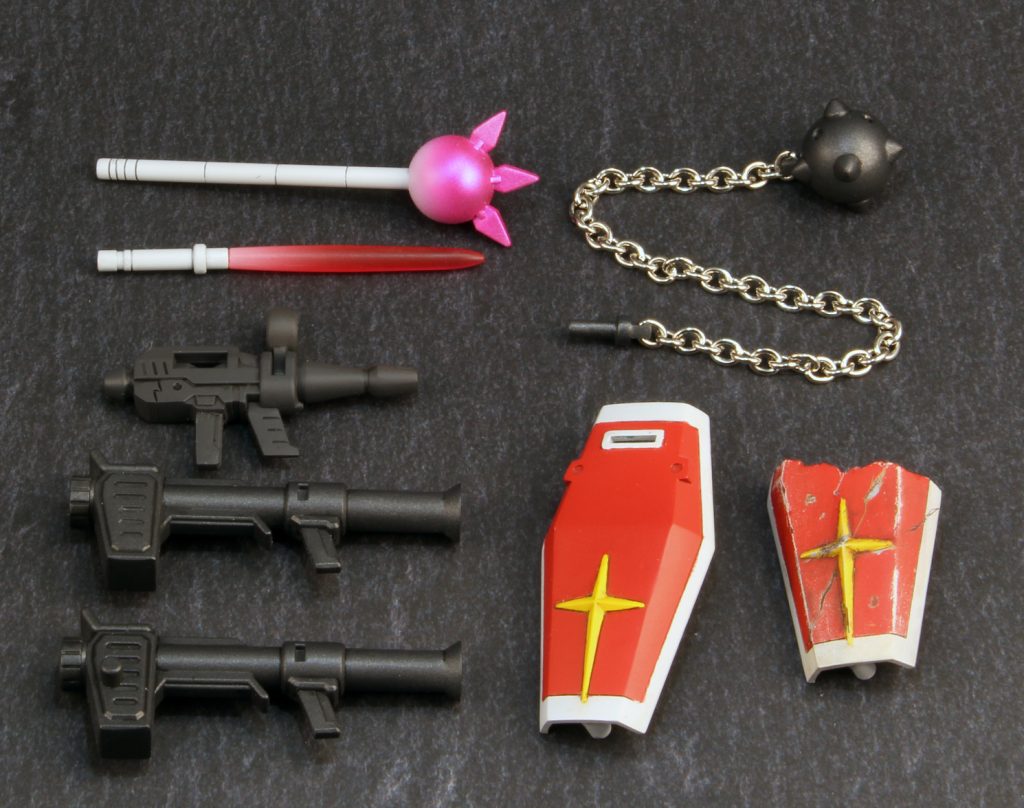 ◆オプション装備何を思ったのかオプション装備作りまくってしまいました。ジャベリンとガンダムハンマーは古いほうのBB戦士パーフェクトガンダムからビームライフルはBB戦士200番のRX-78のライフルをベースにグリップを手に合わせて新造バズーカはSGガンダムのものをそのまま使用シールドはEXスタンダードのものを2枚用意して通常状態と破損状態の２パターンを作成しました。ビームサーベルはHGのものをSDサイズに縮めています。