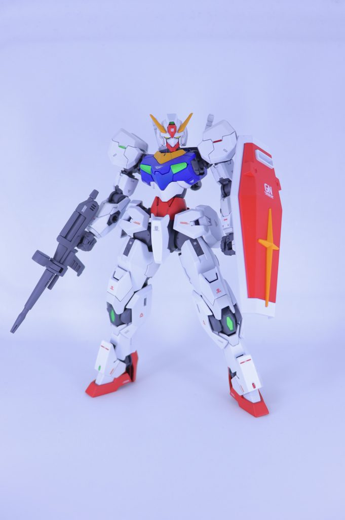 正面今回はシンプルが故にディテールアップと塗り分けに力を入れてみました。カラーレシピ白1 クールホワイト白2 クールホワイト+ニュートラルグレー2赤 シャインレット青 キャラクターブルー黄 キャラクターイエローフレーム メカサフヘヴィクリア箇所 シルバー下地蛍光グリーン各所にメタリックシールを張りその上からレジンを塗布。ツインアイは付属のシールの目の部分だけ切り取りレジンを塗布してます。とにかくガンヴォルヴァがかっこいい!