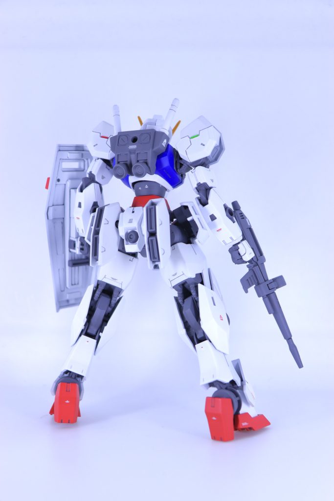 後面バックパックはポン付できたのですが、肉抜きが多かったのでプラ板で埋めてます。腰部へのガンヴォルヴァのバックパックの移植は尊敬しているモデラーのスパイクさんの手法を真似してみました!武装はシンプルにガンダムと同じ、ビームサーベルとライフル、シールドのみです。シンプルでよく動きます。塗装ハゲを無視してアクションポーズを撮りましたのでここからは説明なしです。ご覧ください!