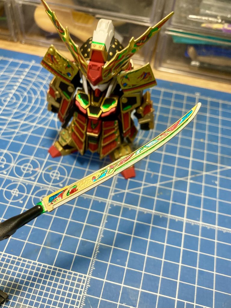 一応、刀の反対側も塗装しました。ほとんどエナメル塗料の筆塗りです。