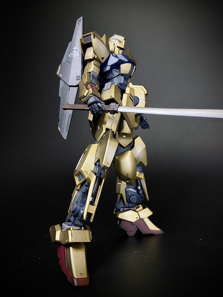 手首を市販のパーツに変えてしまったので、ライフルが持てなくなりましたが実体剣を持たせたかったのでまぁヨシとします。