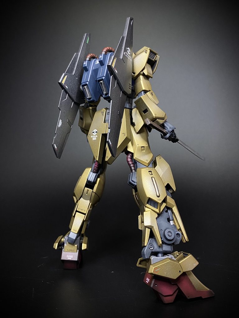 バックパックを交換して羽根を少し短くした以外は全くの無改造です。色はクレオスのブルーゴールド。つや消し仕上げしています。