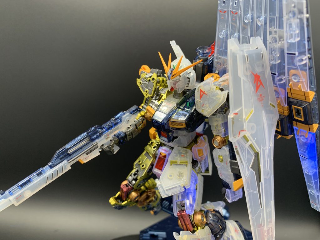 塗り分けた内部フレームをしっかり見せるために半身はクリアパーツの外部フレームを未装着にしています。