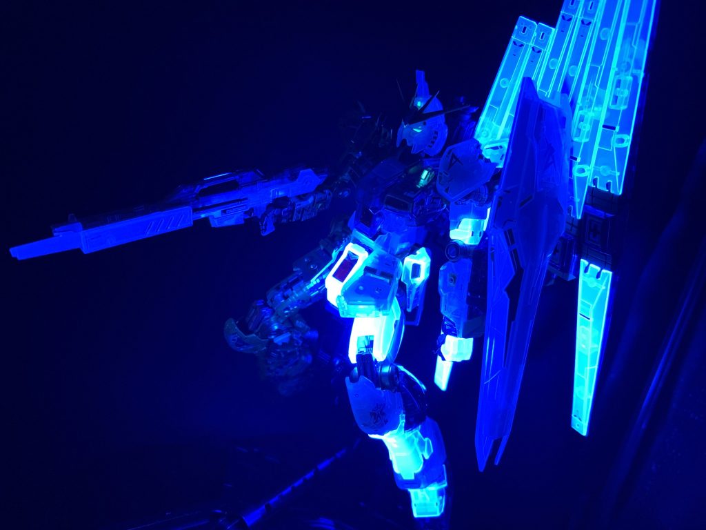 クリアパーツはブラックライトでしっかり光ります。