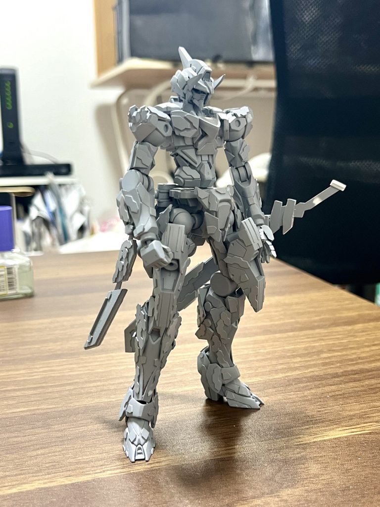 本体のサフ状態です。GBWCのレギュレーション的に他社製品や3Dプリンターが使えないので、武器はプラ板でフルスクラッチ、胴体に関しては半分以上がプラ板で構成されています。