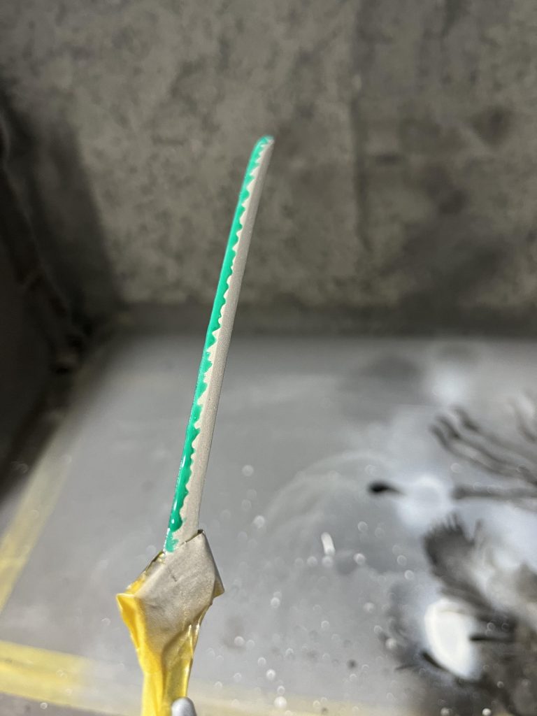 刀の波紋はマスキングゾルを使い、塗装で再現しています。