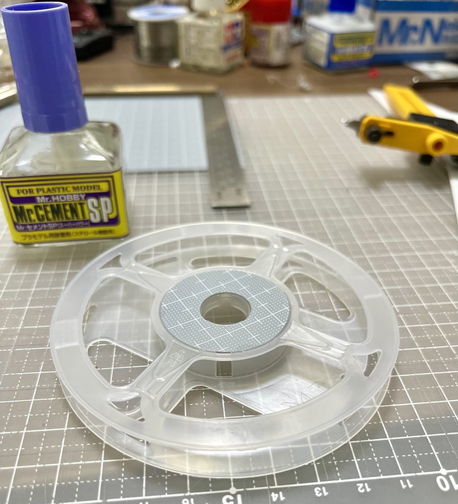 内部ディテールに使ったテープLEDが巻き付いていた芯の部分です。