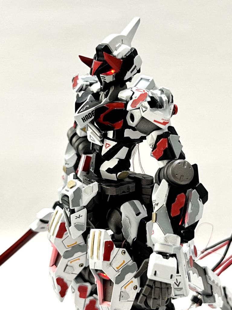 本体をアップで見るとこんな感じです。これは狙って作ったわけではありませんが、バイザーと内部に仕込んだLEDの間に空間ができているおかげで追視効果が生まれ、こちらを睨みつけている感じがしていいですね。