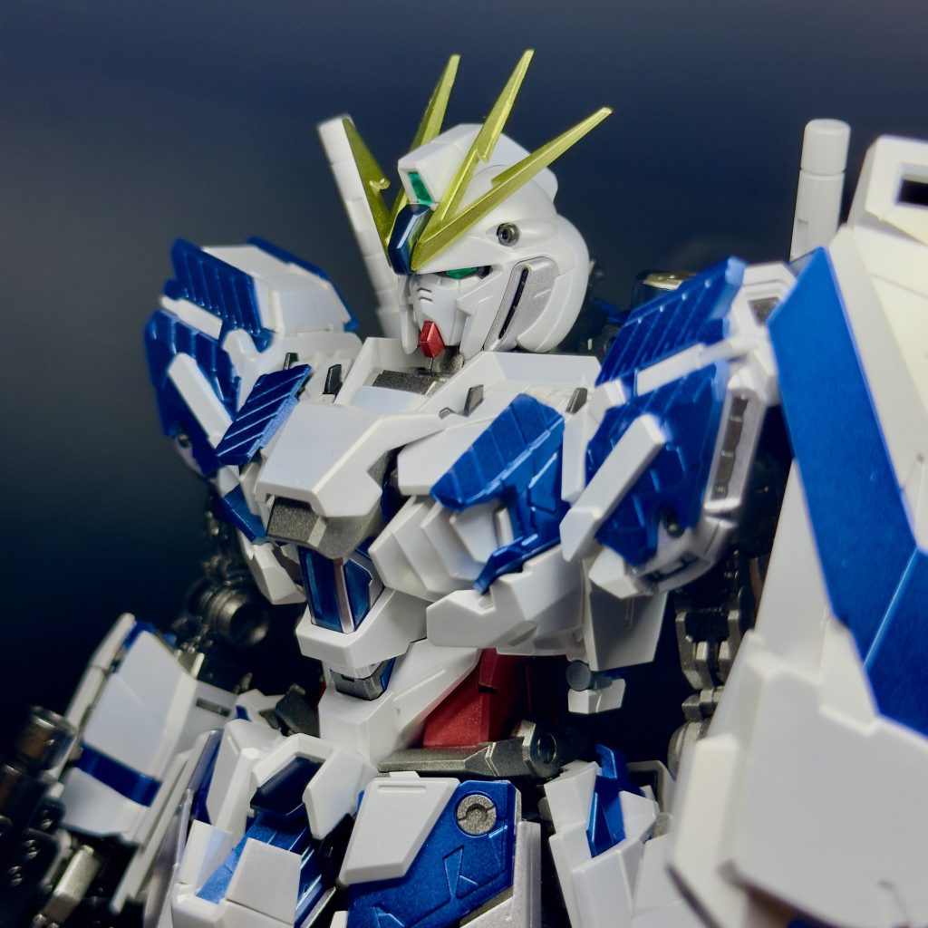 非発光のサイコフレームをメタリック&パールで塗装して、覚醒状態を再現しました。わかりづらいですがフレームも2色使いで分けてます。