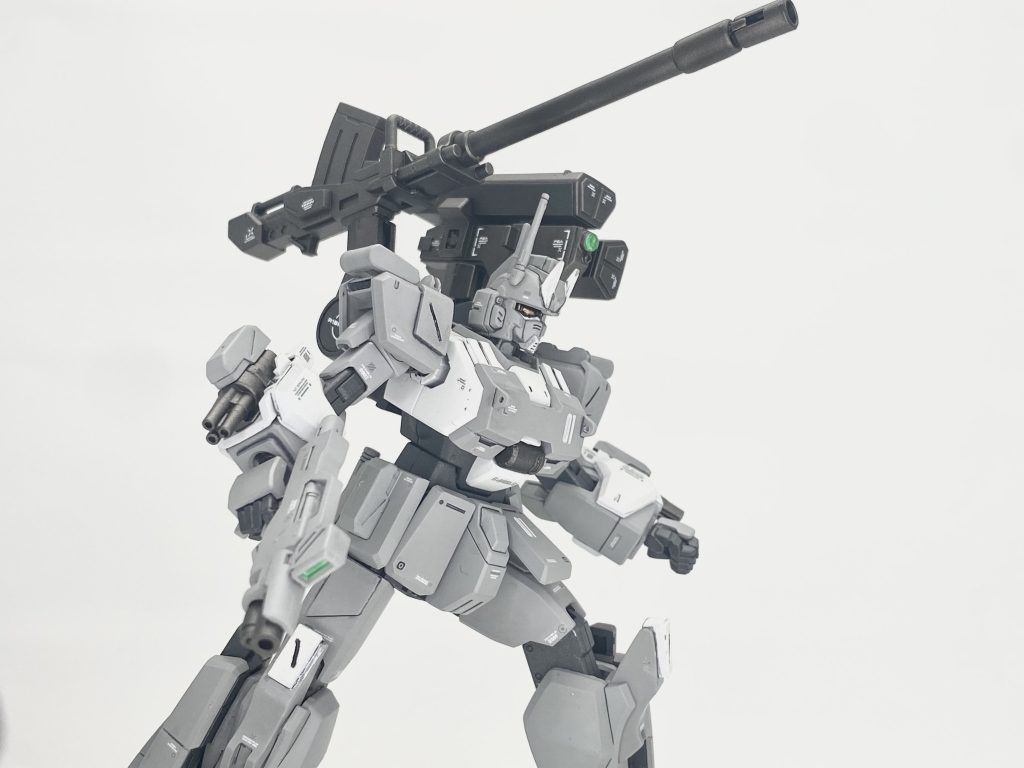 フェイスは部屋に転がっていた陸戦型ガンダムから拝借し改造。プラ板等も使ってそれっぽくディテールアップも行いました。ミサイルポッドは確かHG陸戦型ジムにしか付属しないなかなかレアなパーツですが（記憶が曖昧なので間違ってたらすみません）プレバンでやたら再販されては余っている節のある赤の三巨星セットに付属してる物を拝借しました。