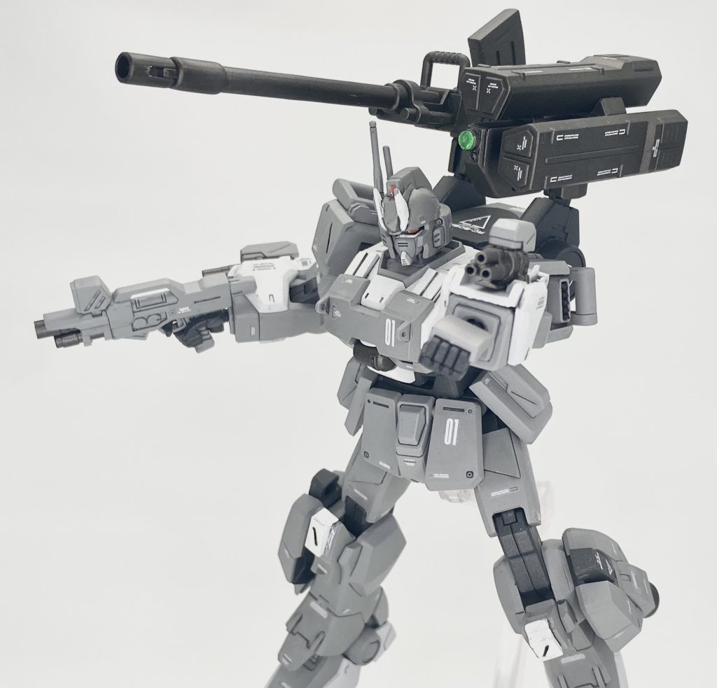 EzSRは腕部に白い装甲（各形態でスタンナックルになったりミサイルポッドになったりする）を装備していますが、もうその辺のオプションが全く再販されませんのでメルカリでパワードジムカーディガンの腕部ガトリングを購入し改造でそれっぽい雰囲気に。ライフルもバレルを切断し3.5mmプラパイプでショートバレル化しました。