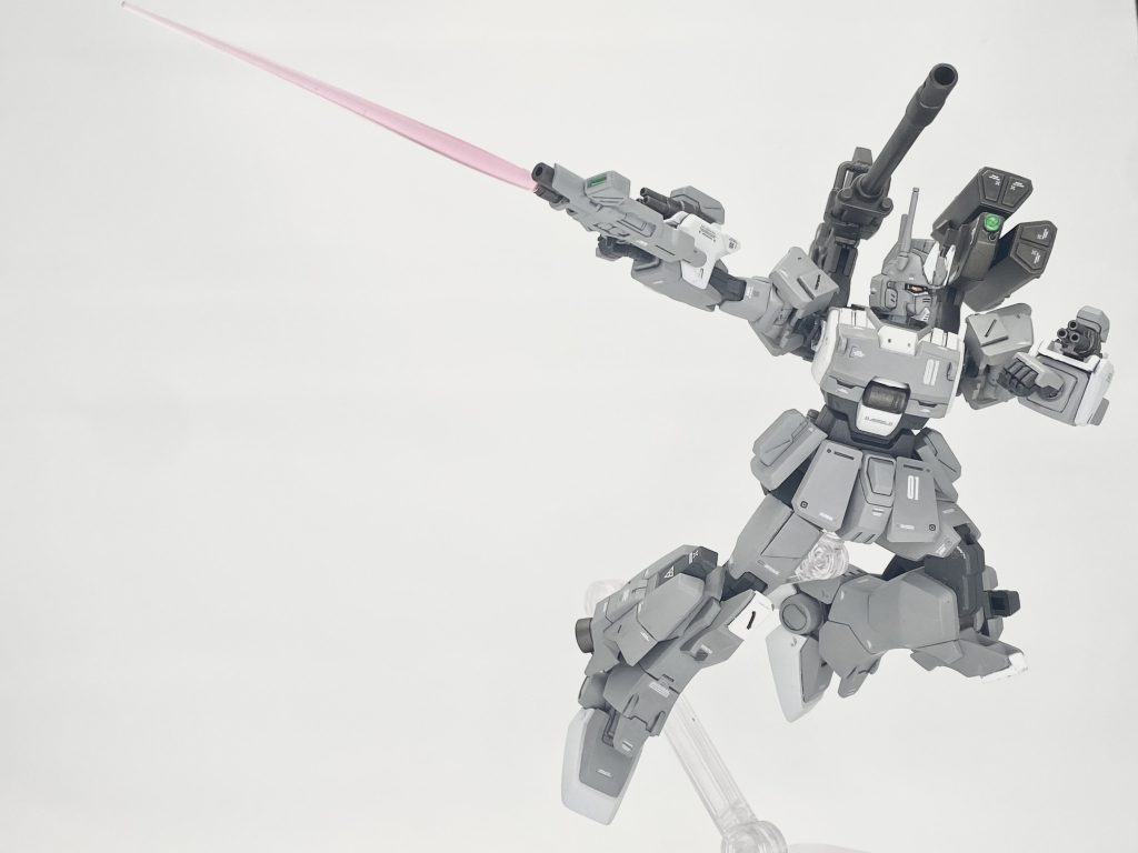 ライフルのグリップをオミットしデミバーディングのビームサーベルを組み込んでサーベルを出せるギミックを追加。ここはEzSRには無いオリジナルギミックです。バックパック本体や脚部追加スラスターもデミバーディングから拝借し改造しています。よく見ると粗が目立つ作品にはなりましたがスクラッチパーツは捨てサフを積極的に行った方が良かったり形としては理想的なものが出来て満足しています。ここまで読んで頂きありがとうございました。