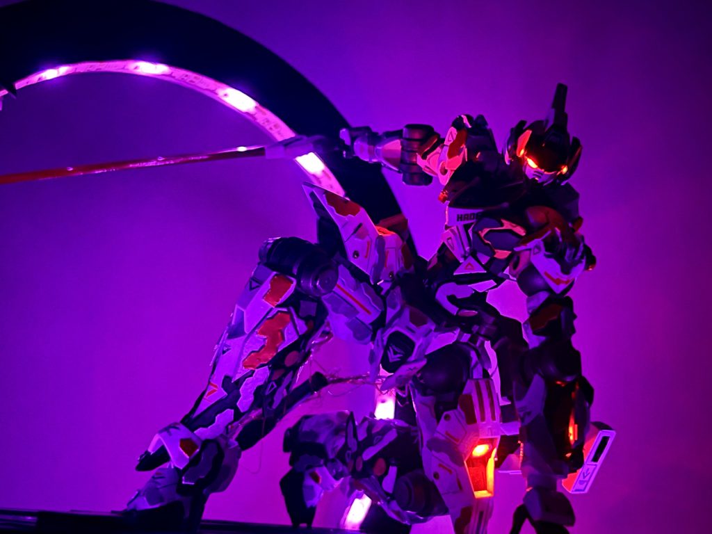 灯を消してライトアップさせるとこんな感じ。一気に雰囲気が変わりますね。