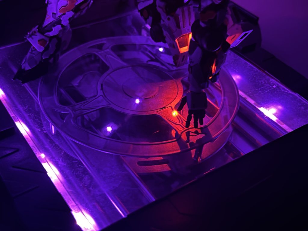 ジオラマの内部ディテールはこんな感じです。ジオラマの電飾は百均のテープLEDを使い、ちょうどテープLEDが巻き付いていた芯の部分を利用して円柱状の謎の機械を作っています。