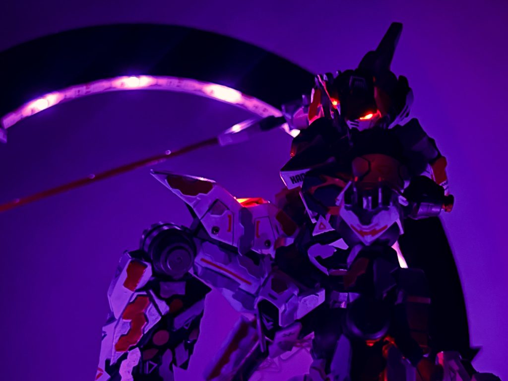 アップで見るとこんな感じ。LEDでしか出せないHADES感のある眼光がいい感じですね。