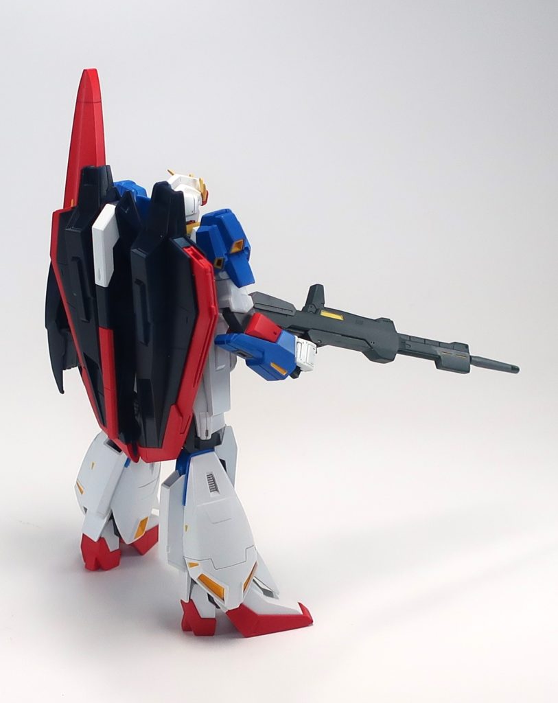 背部。他のガンダムとは一線を画した背中です。フライングアーマーはブラックではなく濃い目のブルーで塗装しています。